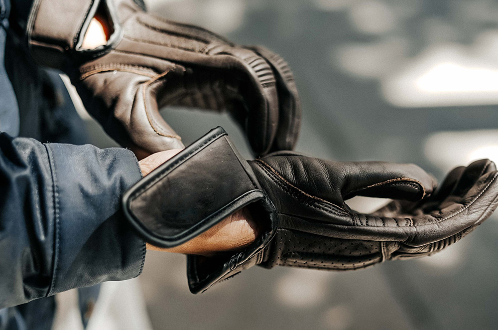 5 reasons why you should never ride your motorcycle without gloves on