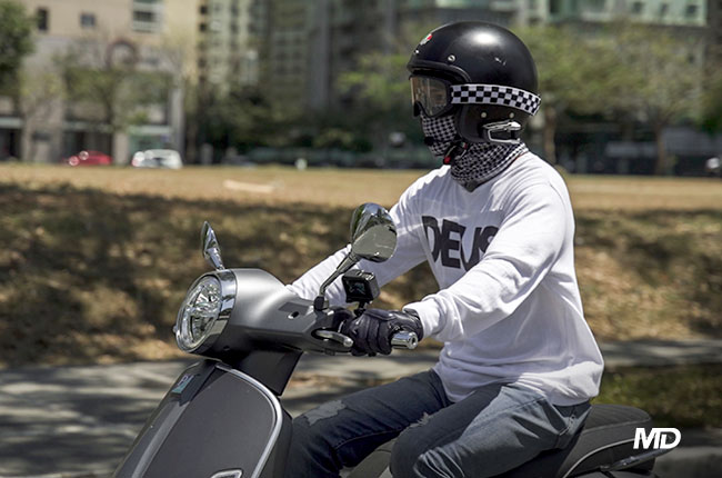 Vespa 300 GTS Riding 