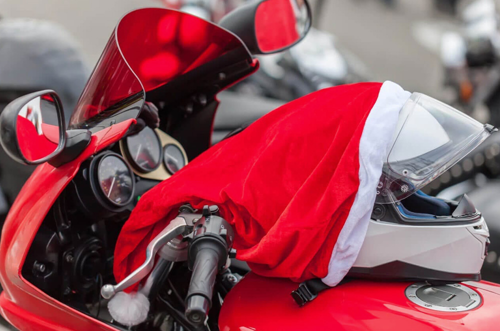 Top 5 best gifts to surprise your motorcyclist friends and family this Christmas
